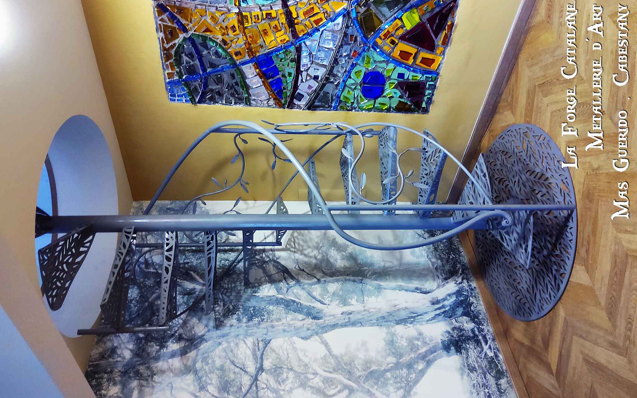 escalier en colimacon avec marches decoupe au laser et rampant ouvrage rameaux oliviers avec olives forge catalane.jpg